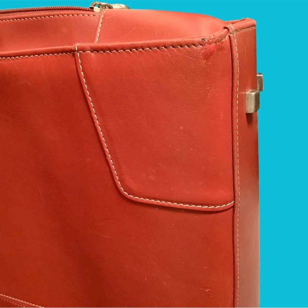 Targus introduces Jackie, a classic tote, attractive & loaded w/great features.